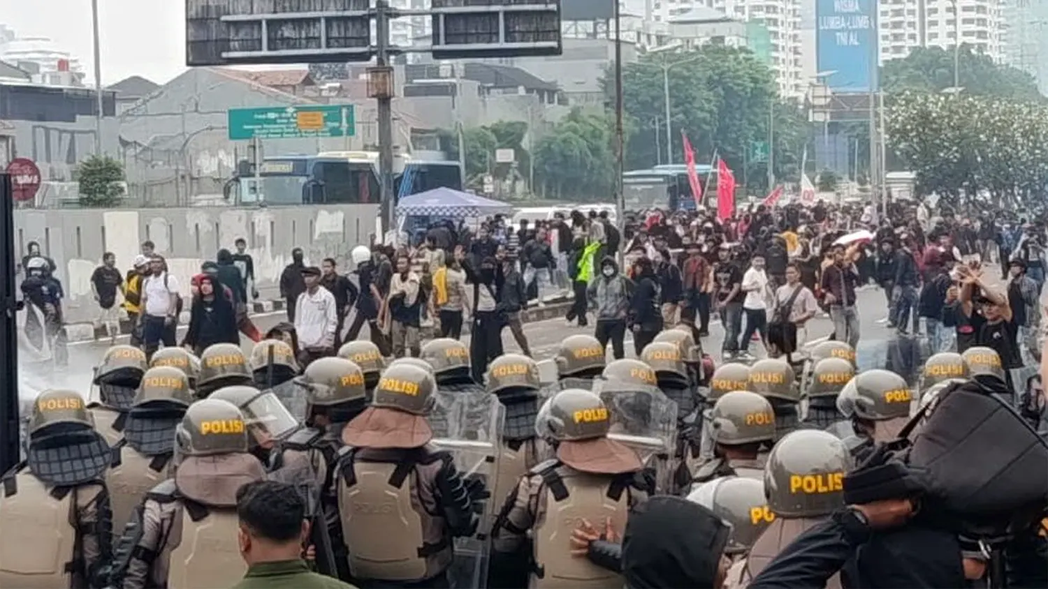 Jakarta Erupts: Student Protests Ignite Over Lawmakers’ Lavish Benefits