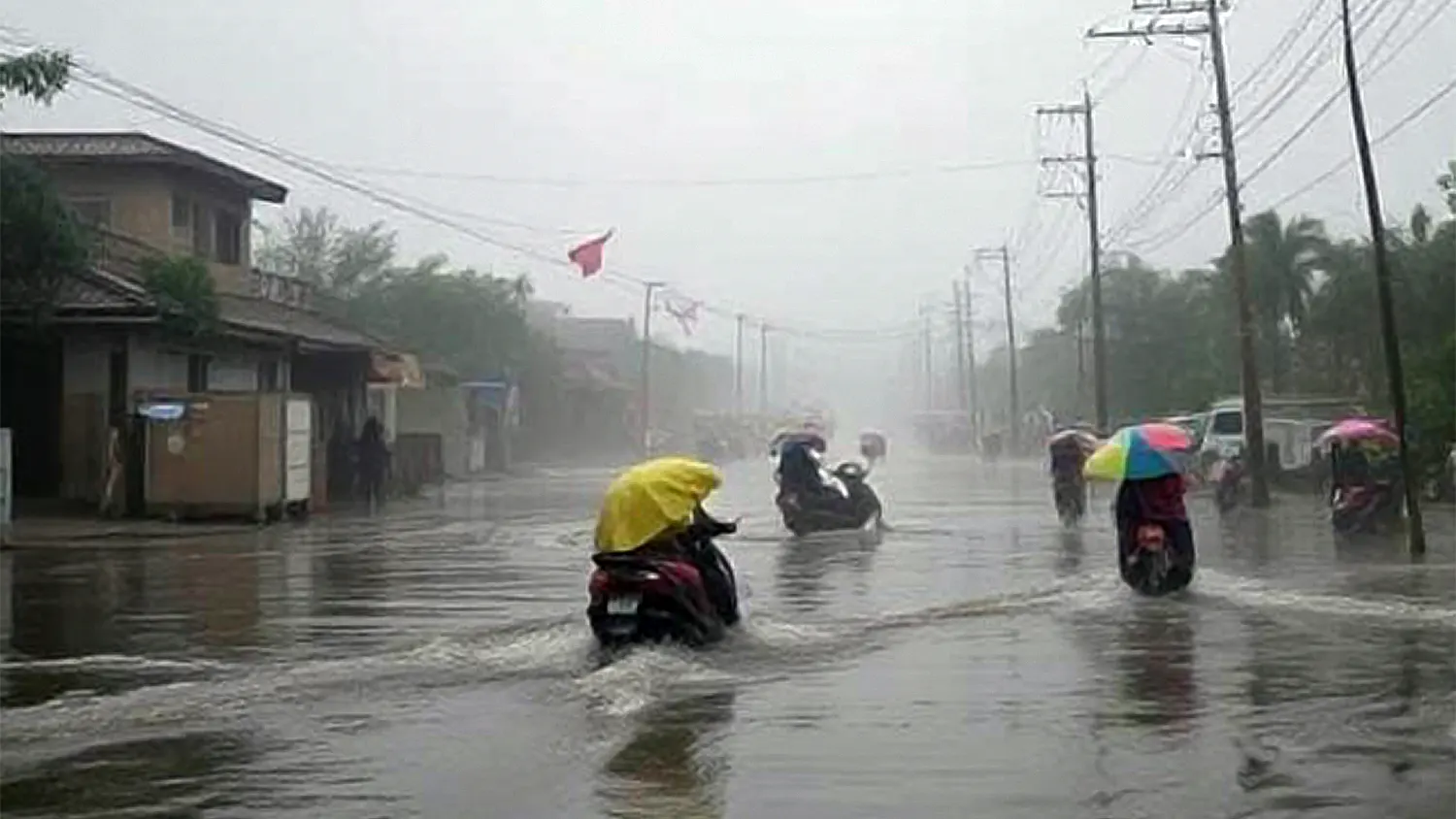 Vietnam Evacuates 500,000 as Typhoon Kajiki Slams Central Coast