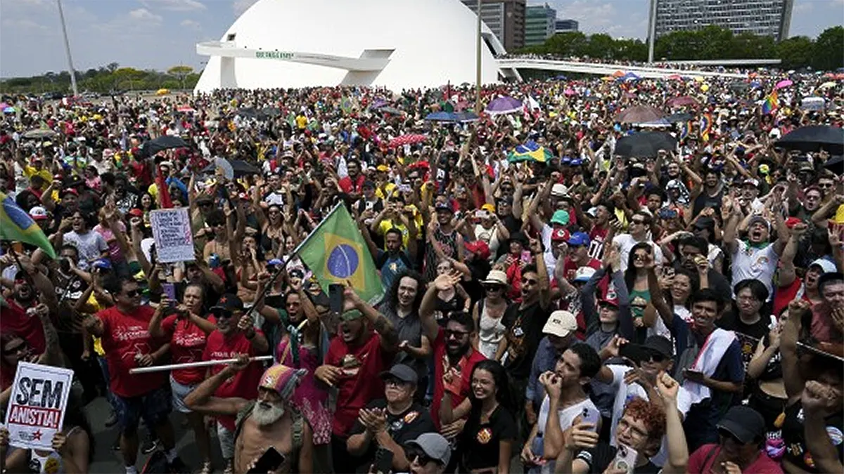 Tens of Thousands Protest in Brazil Against Amnesty Bill for Ex-President Bolsonaro