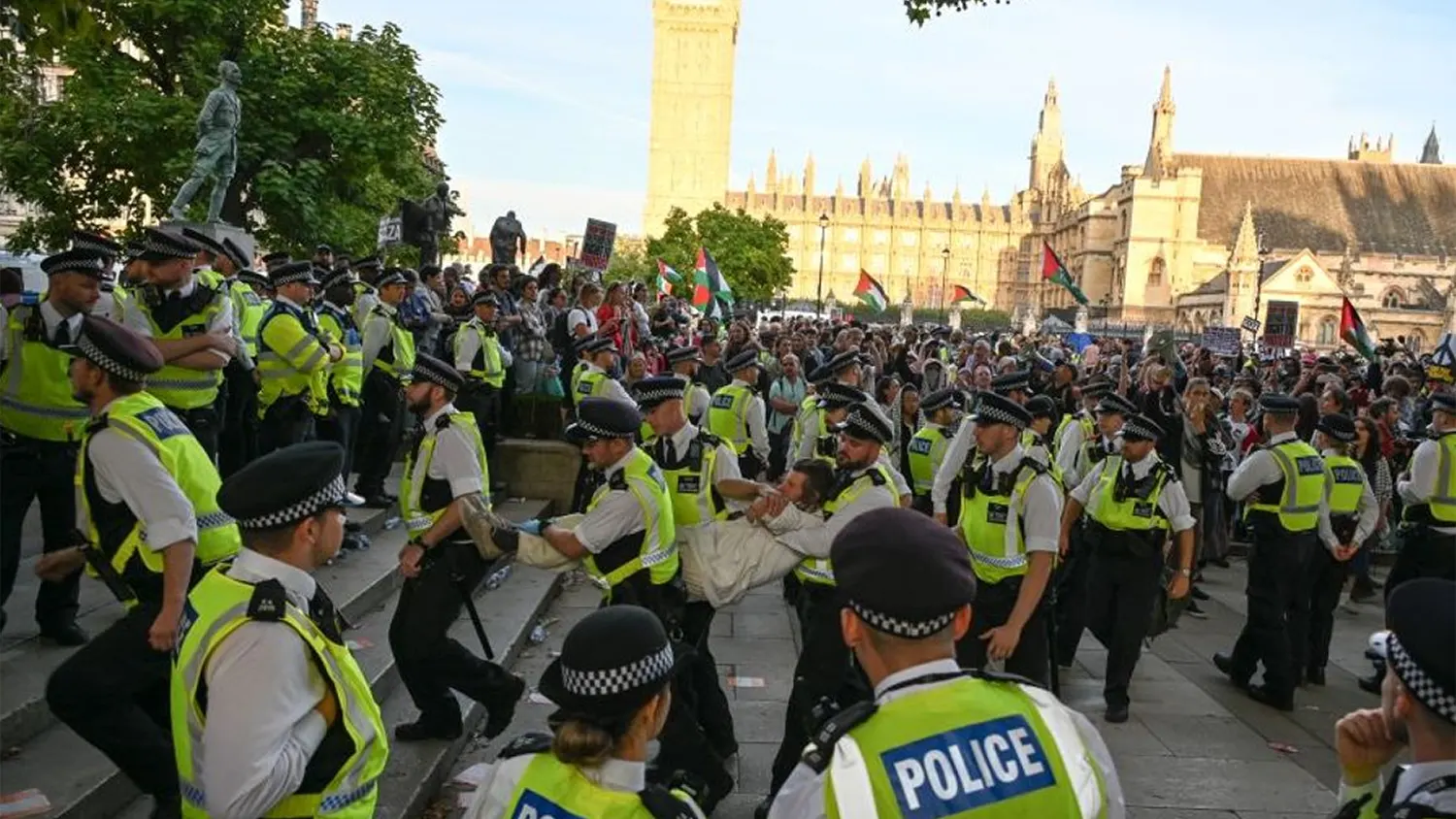 London Police Arrest Nearly 900 at Pro-Palestine Protest as Tensions Mount
