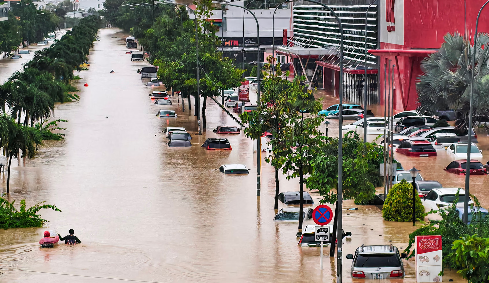 Vietnam’s Central Regions Devastated as Floods and Landslides Leave 90 Dead, Dozens Missing