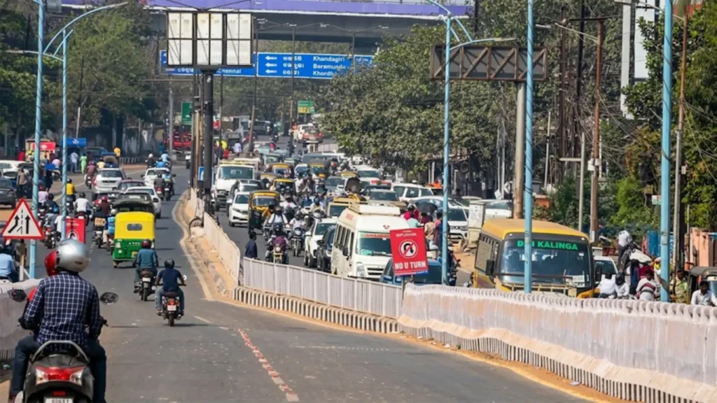 Heavy traffic congestion in Bhubaneswar, Odisha, during a severe heatwave alert with commuters and public transport under a bright midday sun.