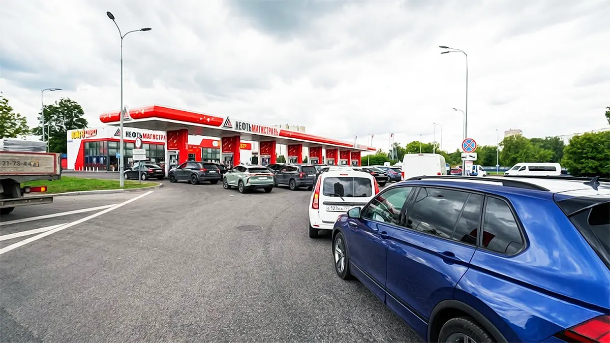 A long line of cars queuing at a Neftmagistral gas station in Russia during the nationwide fuel shortage crisis.