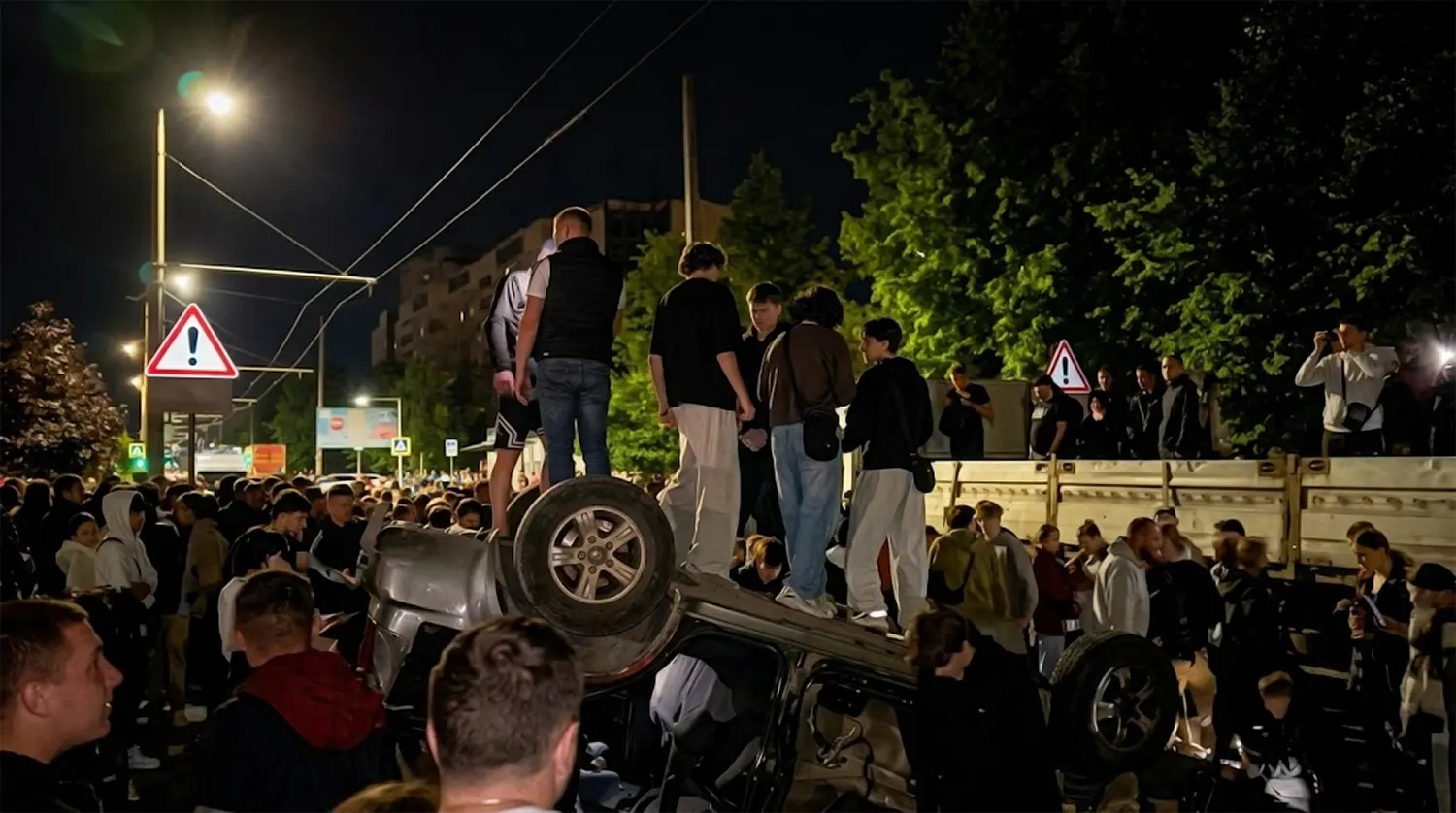 Crowd Overturns Military Recruitment Van in Lviv After Forced Draft Arrest